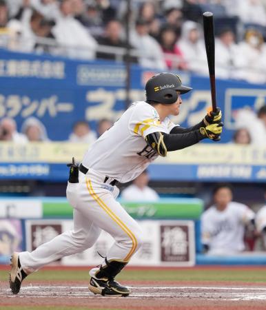 <p>　７回ソフトバンク２死満塁、柳町が右中間に走者一掃の逆転二塁打を放つ＝ＺＯＺＯマリン</p>