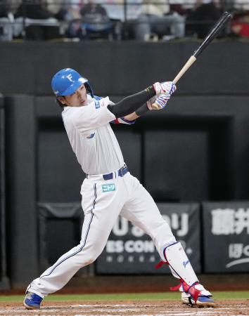 <p>　７回日本ハム２死一、二塁、野村が右越えに勝ち越しの３ランを放つ＝エスコンフィールド</p>