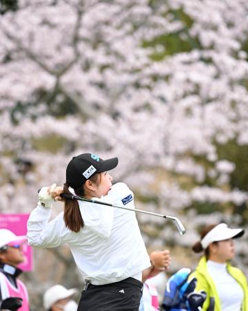 　第３日、通算７アンダーで首位の荒木優奈＝葛城ＧＣ