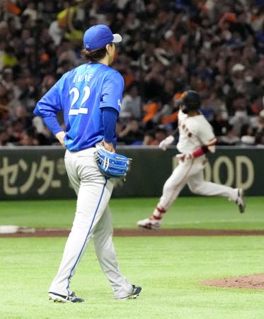 <p>　４回、巨人・増田陸（奥）に同点２ランを浴びたＤｅＮＡ・入江＝東京ドーム</p>