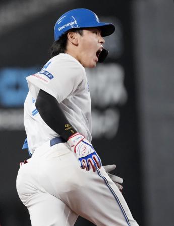 <p>　７回、勝ち越しの３ランを放ち、声を上げながら塁を回る日本ハム・野村＝エスコンフィールド</p>