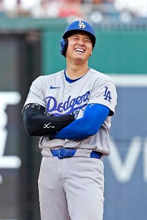 <p>　ナショナルズ戦の５回、タッカーの四球で二塁に進み笑顔のドジャース・大谷＝ワシントン（共同）</p>
