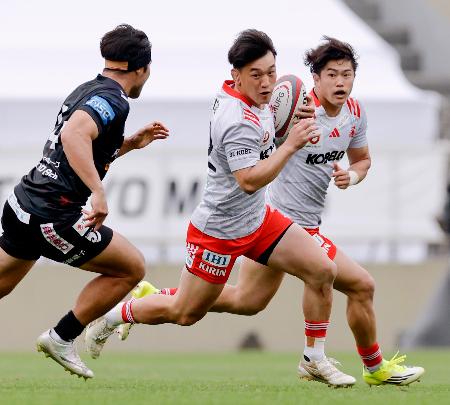 <p>　ＢＲ東京―神戸　後半、攻め込む神戸・李承信（中央）＝秩父宮</p>