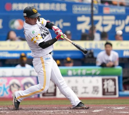 <p>　４回ソフトバンク１死二塁、今宮が左越えに同点二塁打を放つ＝ＺＯＺＯマリン</p>