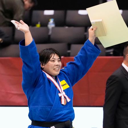 <p>　女子７８キロ超級で優勝し、声援に応える素根輝＝福岡国際センター</p>