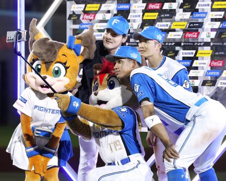 <p>　ヒーローインタビューを終え、記念写真に納まる日本ハムの（左から）有原、万波、奈良間＝エスコンフィールド</p>