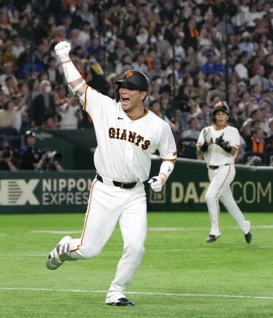 <p>　７回、代打で逆転３ランを放ち、ベンチに向かってガッツポーズする巨人・大城＝東京ドーム</p>