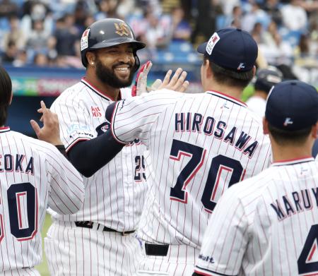 <p>　７回、決勝２ランを放ちナインに迎えられるヤクルトのサンタナ＝神宮</p>