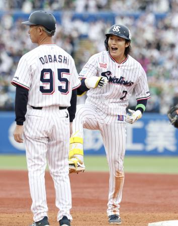 　７回、右前に同点となる２点打を放ったヤクルト・長岡（右）＝神宮