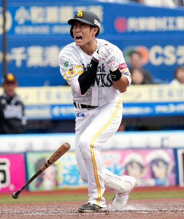 <p>　５回ソフトバンク１死一塁、柳田が死球を受ける＝ＺＯＺＯマリン</p>