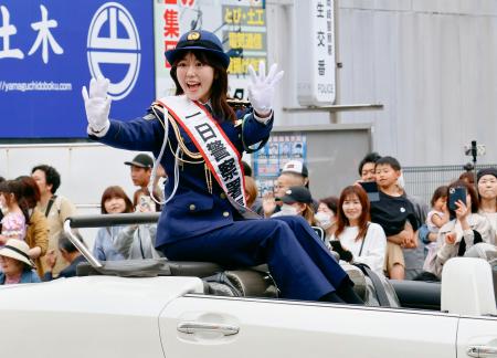 <p>　オープンカーに乗り込み、沿道の人たちに手を振る峯岸みなみさん＝５日午後、愛知県岡崎市</p>
