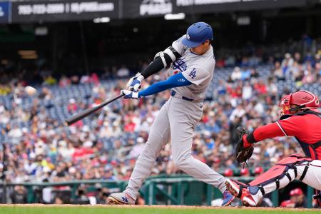 <p>　ナショナルズ戦の３回、先制の２号ソロを放つドジャース・大谷＝ワシントン（共同）</p>