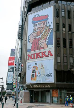 <p>　リニューアルされた「ニッカウヰスキー」の巨大看板＝６日午前、札幌市</p>