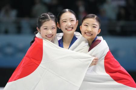 <p>　フィギュアスケートの四大陸選手権で優勝した青木祐奈。左は２位の中井亜美、右は３位の千葉百音＝１月、北京（共同）</p>