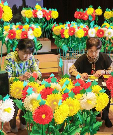 <p>　熊野本宮大社の例大祭用に作られる「挑花」＝６日午後、和歌山県田辺市</p>