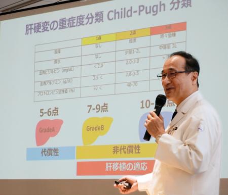 <p>　記者会見でクリップ細胞について説明する長崎大病院肝胆膵・移植外科の江口晋診療科長＝６日午前、長崎市</p>