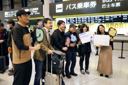 <p>　成田空港に到着し、笑顔で記念撮影をする南極観測隊員ら＝６日午後</p>