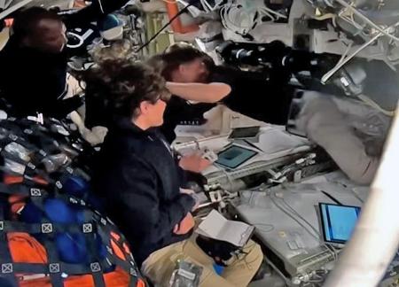 <p>　アポロ１３号の記録を更新し、宇宙船オリオンの中で抱き合う飛行士ら（ＮＡＳＡの中継から・共同）</p>