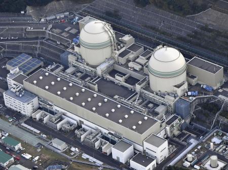 <p>　関西電力高浜原発３号機。右は４号機＝２０２２年１２月、福井県高浜町</p>