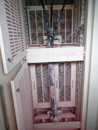 <p>　火災で燃えた高圧配電盤内のケーブル＝７日午前、茨城県東海村の加速器施設「Ｊ―ＰＡＲＣ」（高エネルギー加速器研究機構提供）</p>