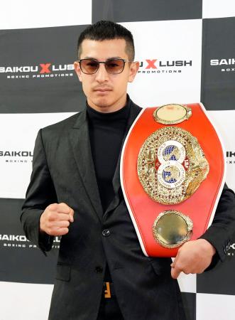 <p>　記者会見でポーズをとるＩＢＦフライ級王者の矢吹正道＝７日、名古屋市</p>