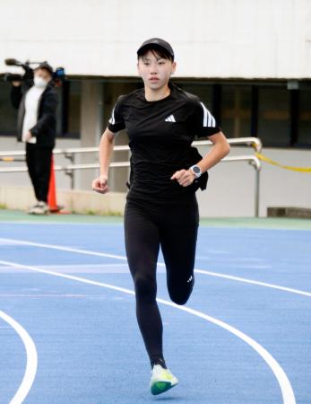 <p>　練習を公開した陸上女子の久保凜＝東京都内</p>