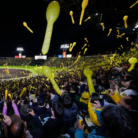 <p>　７回の攻撃前にジェット風船を飛ばす阪神ファン。７年ぶりの再開となった＝甲子園</p>