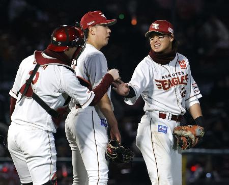 <p>　日本ハムに勝利し、捕手太田と笑顔でタッチを交わす黒川＝楽天モバイルパーク</p>