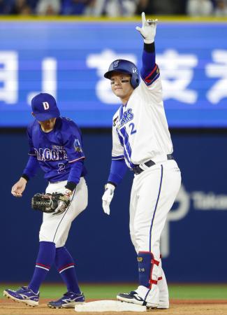 <p>　４回、２点二塁打を放ったＤｅＮＡ・牧（右）＝横浜</p>