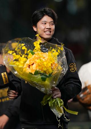 <p>　セ・リーグ記録に並ぶ１６奪三振を達成し、花束を手に笑顔を見せる阪神・才木＝甲子園</p>