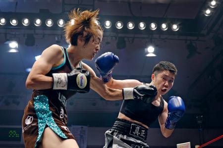 <p>　１回、打ち合う鵜川菜央（左）と山中菫＝後楽園ホール</p>