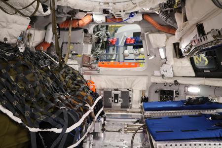 <p>　ＮＡＳＡが公開した宇宙船オリオンの実物大模型内部＝７日、米テキサス州ヒューストンのジョンソン宇宙センター（共同）</p>