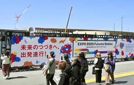 <p>　大阪メトロ夢洲駅前で始まった大阪・関西万博の開幕１周年を記念したイベント＝８日午前</p>