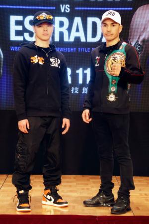 <p>　記者会見で撮影に応じるＷＢＣバンタム級２位の那須川天心（左）と対戦相手のフアンフランシスコ・エストラダ＝８日、東京都文京区</p>
