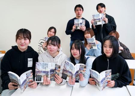 <p>　出版された「福島、語り継ぐ生活史」を手にする、福島第１原発事故の被災地を回り、住民らにインタビューを行った福島大の学生たち＝３月、福島市</p>