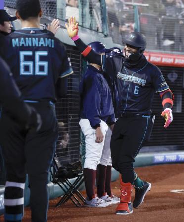 <p>　４回、先制本塁打を放ち、ナインに迎えられる日本ハムのカストロ＝楽天モバイルパーク</p>