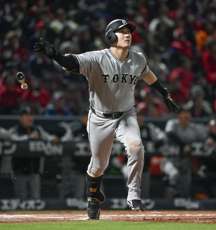 <p>　９回巨人無死二塁、泉口が右越えに逆転２ランを放つ＝マツダ</p>