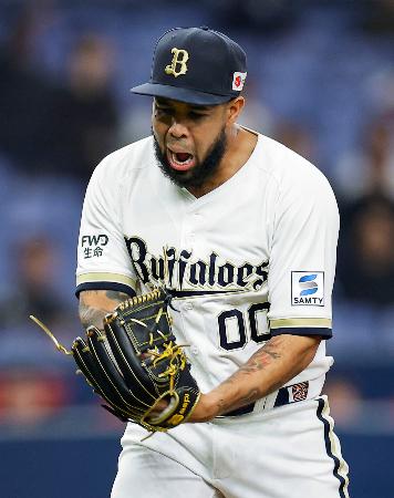 <p>　７回を無得点に抑え、グラブをたたくオリックスのエスピノーザ＝京セラドーム</p>