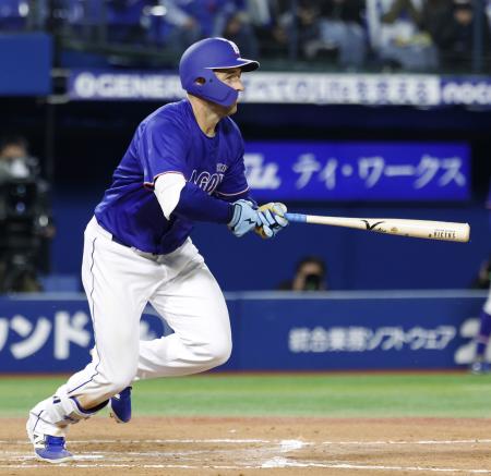 <p>　１１回中日１死満塁、ボスラーが一塁に決勝の適時内野安打を放つ＝横浜</p>