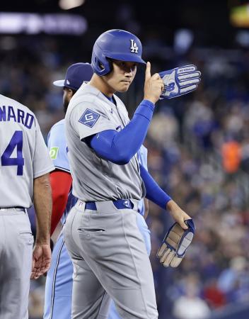 <p>　ブルージェイズ戦の１回、四球を選んだドジャース・大谷。昨季から４３試合連続出塁とし、２００９年にマリナーズのイチローが樹立した日本勢最長記録に並んだ＝トロント（共同）</p>