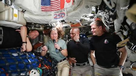 <p>　宇宙船オリオンから記者会見するクック飛行士（左から２人目）（ＮＡＳＡの中継から）</p>