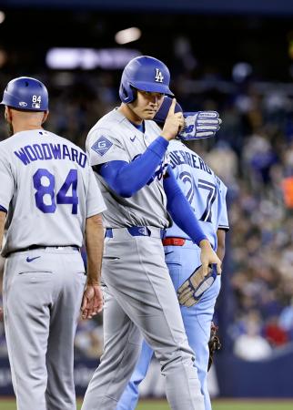 <p>　米大リーグ、ブルージェイズ戦の１回、四球を選んだドジャース・大谷翔平。昨季から４３試合連続出塁とし、イチロー（マリナーズ）が樹立した日本勢最長記録に並んだ＝８日、トロント（共同）</p>