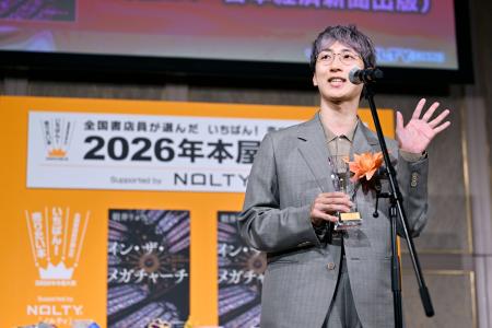 <p>　小説「イン・ザ・メガチャーチ」で２０２６年本屋大賞を受賞した朝井リョウさん＝９日午後、東京都港区</p>
