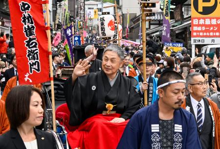 <p>　「四国こんぴら歌舞伎大芝居」の開幕を前に「お練り」で顔見せする中村雀右衛門さん＝９日午後、香川県琴平町</p>