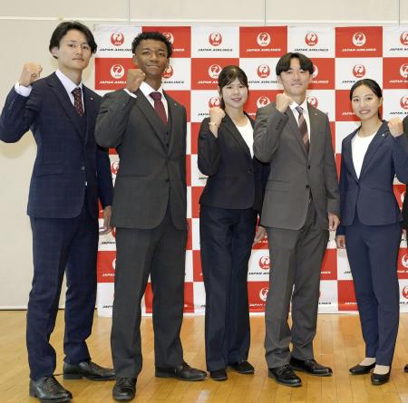 <p>　写真に納まる村竹ラシッド（左から２人目）らＪＡＬ所属の選手たち＝９日、東京都内</p>