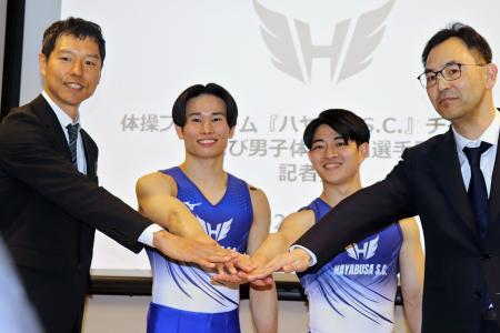 <p>　プロチーム「ハヤブサＳＣ」の記者会見でポーズをとる（左から）日本体操協会の水鳥寿思氏、萱和磨、谷川翔ら＝９日、東京都内</p>