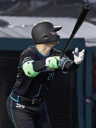 <p>　６回日本ハム無死一、二塁、清宮幸が左中間に３ランを放つ＝楽天モバイルパーク</p>