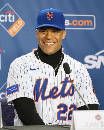 <p>２０２４年１２月、メッツに入団し記者会見するソト＝ニューヨーク（ゲッティ＝共同）</p>