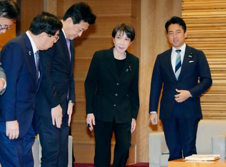 <p>　閣議に臨む高市首相（右から２人目）ら＝１０日午前、首相官邸</p>