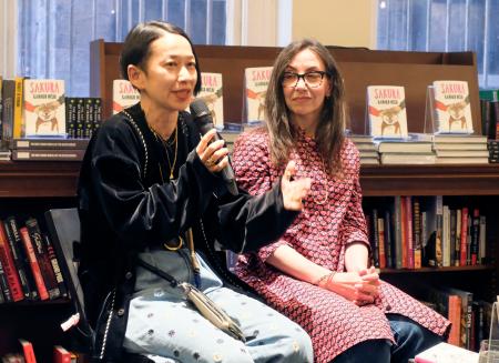 <p>　初の英訳本の出版を記念するトークイベントで、自作について語る西加奈子さん。右は翻訳者のアリソン・パウエルさん＝９日、米ニューヨーク（共同）</p>